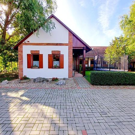 Akacos Tanya Es Vendeghaz Hotel Marok Exterior foto