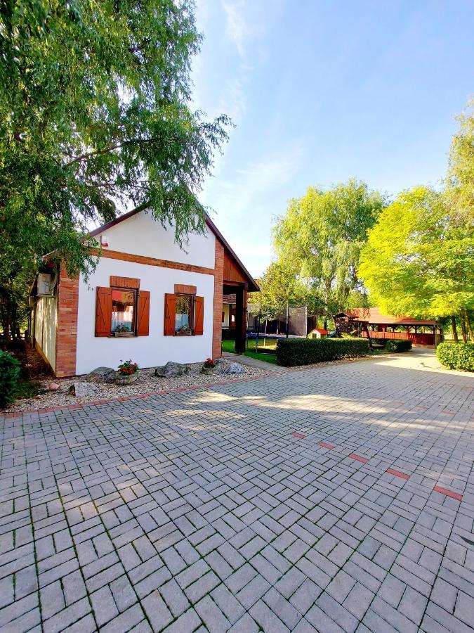 Akacos Tanya Es Vendeghaz Hotel Marok Exterior foto