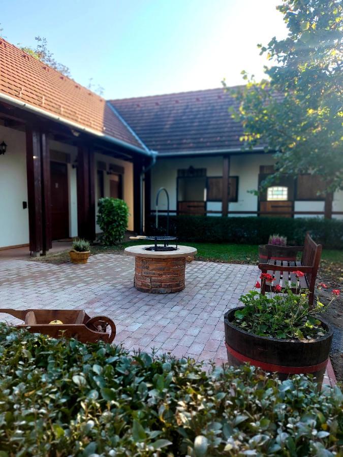 Akacos Tanya Es Vendeghaz Hotel Marok Exterior foto